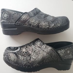 Sanita Clogs women's sz 39/8-8.5 in black & silver